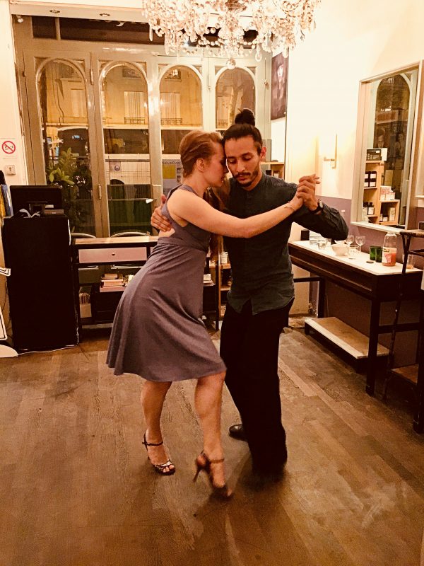 Enriqué & Aude nous font une démonstration de tango argentin.